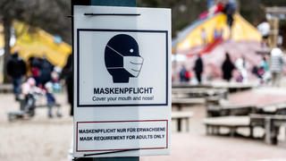 28.02.2021, Hamburg: Ein Hinweisschild mit der Aufschrift "Maskenpflicht. Maskenpflicht nur für Erwachsene" hängt am Eingang zu einem öffentlichen Spielplatz. Seit dem 27.02.2021 gilt eine erweiterte Maskenpflicht in Hamburg zur Eindämmung der Corona-Pandemie. Foto: Markus Scholz/dpa +++ dpa-Bildfunk +++