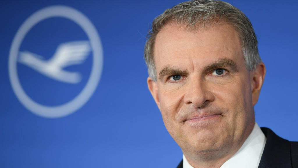 ARCHIV - 15.03.2018, Hessen, Frankfurt/Main: Carsten Spohr, Vorstandsvorsitzender der Deutsche Lufthansa AG. Die corona-gebeutelte Lufthansa hat ihre Mitarbeiter auf weitere Einschnitte bei Personal und Flotte eingestimmt. Wegen schwächerer Passagier