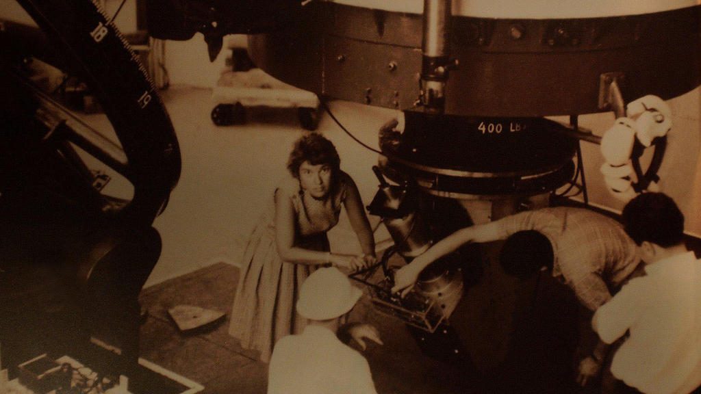 Astronomin Vera Rubin, die entdeckte, dass das der Weltraum hauptsächlich aus Schwarzer Materie besteht, ist Namensgeberin des Rubin-Observatorium in Chile.