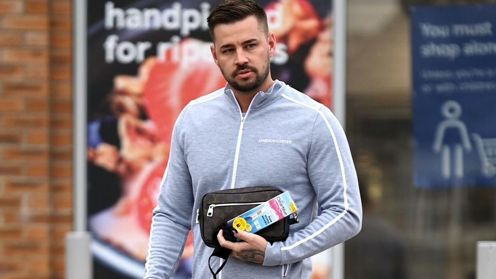 Carl Woods, der Freund von Katie Price, wird beim Verlassen eines Supermarktes mit einem gekauften Schwangerschaftstest unterm Arm fotografiert.
