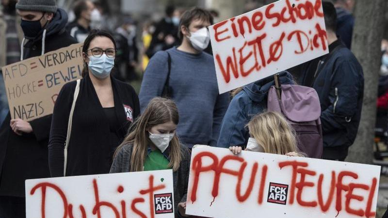 Zahlreiche Menschen protestieren vor dem Rathaus in Offenbach. Foto: Boris Roessler/dpa