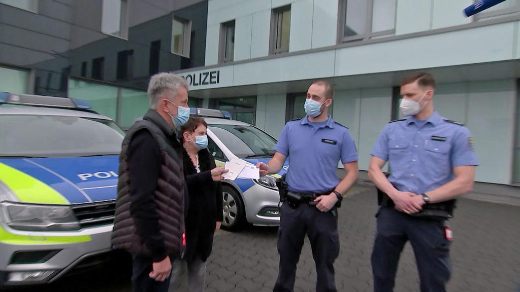 Übergabe bei der Polizei Kassel