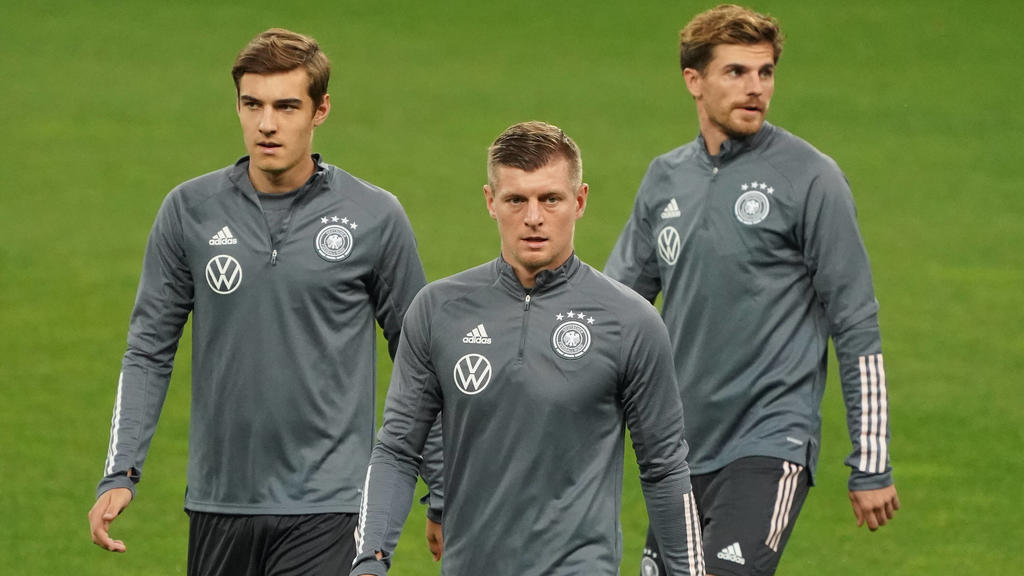 Toni Kroos Deutschland Germany mit Florian Neuhaus Deutschland Germany und Jonas Hofmann Deutschland Germany - 09.10.2020: Abschlusstraining Deutschland, Olympiastadion Kiew DISCLAIMER: DFB regulations prohibit any use of photographs as image sequen