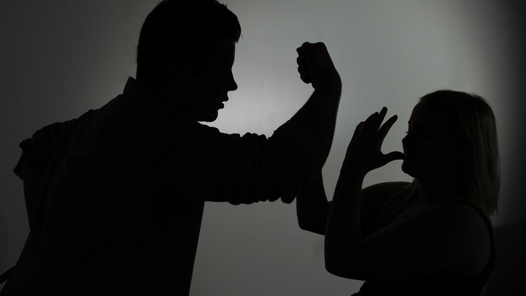 ARCHIV - 08.01.2013, Berlin: ILLUSTRATION - Ein als Silhouette abgebildeter Mann droht einer Frau mit der Faust. Die Opferambulanzen an den beiden Universitätskliniken in Rostock und Greifswald haben im Coronajahr 2020 unterschiedliche Entwicklungen