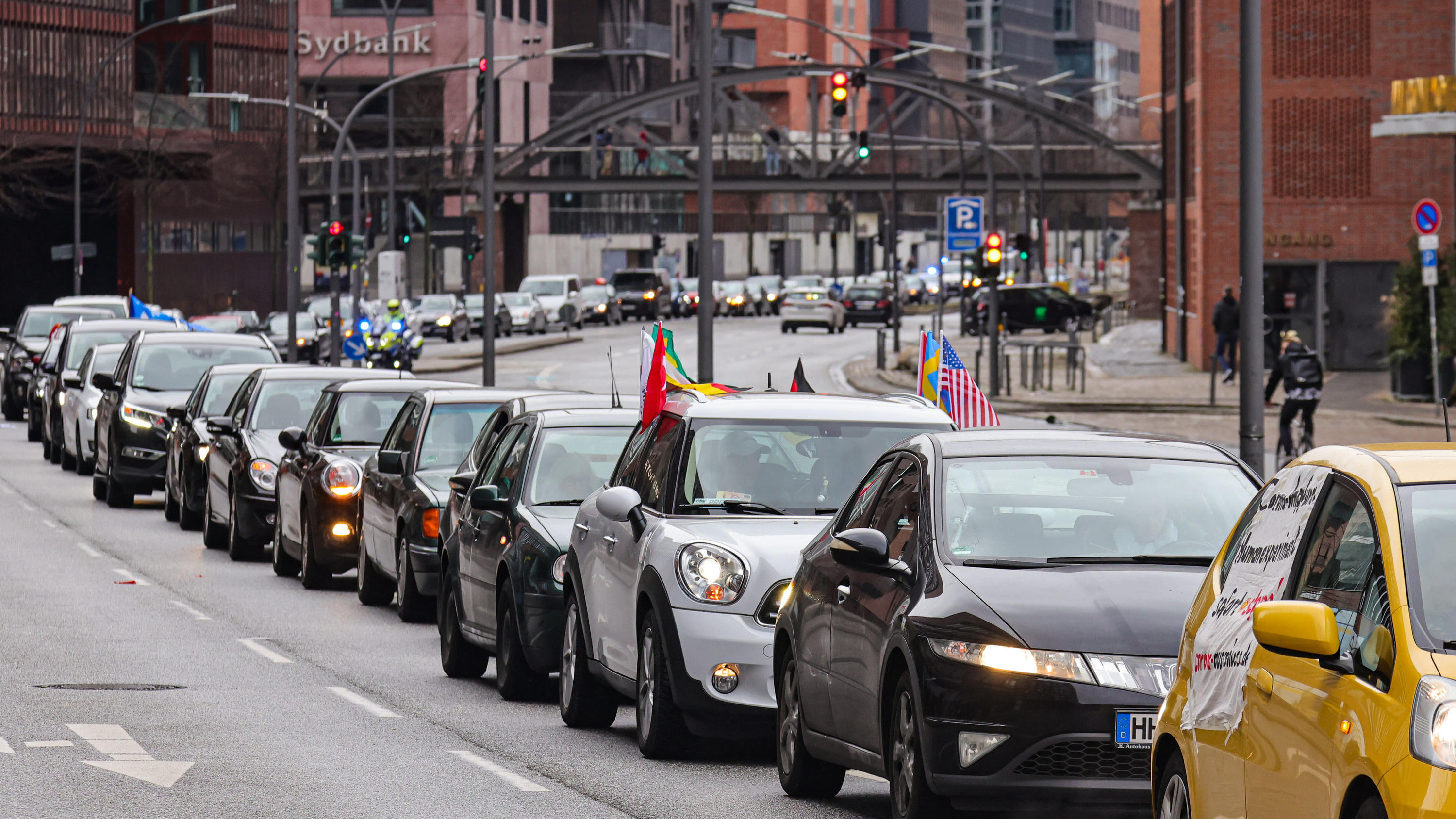 06.03.2021, Hamburg: Mit Plakaten und Schildern an ihren Autos demonstrieren Menschen gegen die Corona-Maßnahmen. Einige Hundert Fahrzeuge nahmen an dem Autokorso durch die Hansestadt teil. Foto: Ulrich Perrey/dpa +++ dpa-Bildfunk +++