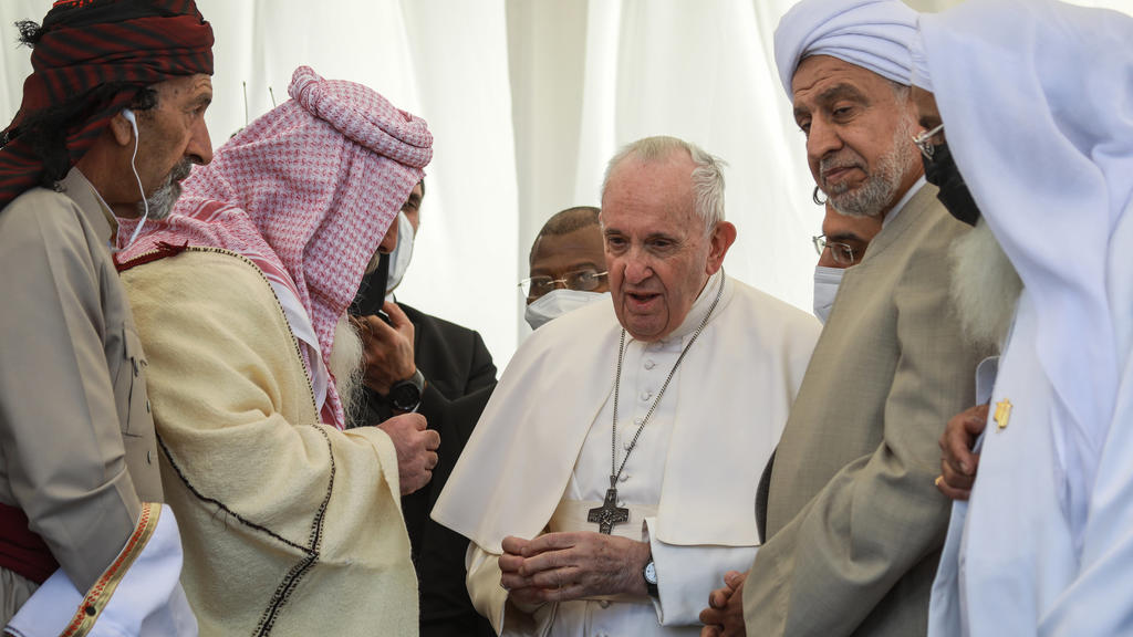 dpatopbilder - 06.03.2021, Irak, Nasiriyah: Papst Franziskus (M) spricht bei einem interreligiösen Treffen im sumerischen Stadtstaat Ur mit religiösen Klerikern verschiedener Sekten. Der Stadtstaat Ur wird in der Bibel als Heimat des Propheten Abraha