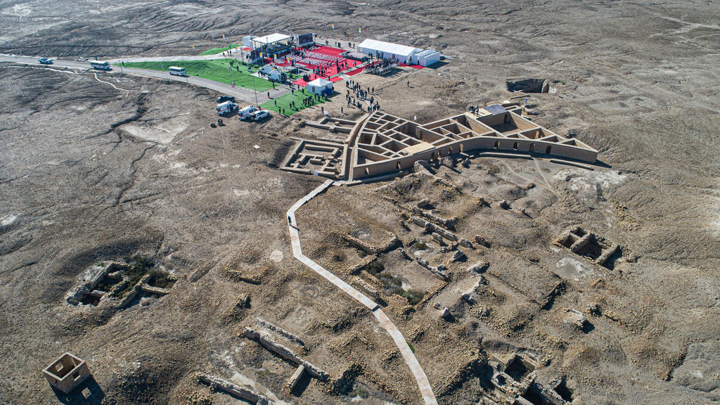 06.03.2021, Irak, Nasiriyah: Ein Luftbild zeigt die 6.000 Jahre alte archäologische Stätte von Ur während der Vorbereitungen für den Besuch von Papst Franziskus (Luftaufnahme). Papst Franziskus hat am zweiten Tag seiner Irakreise den höchsten schiiti