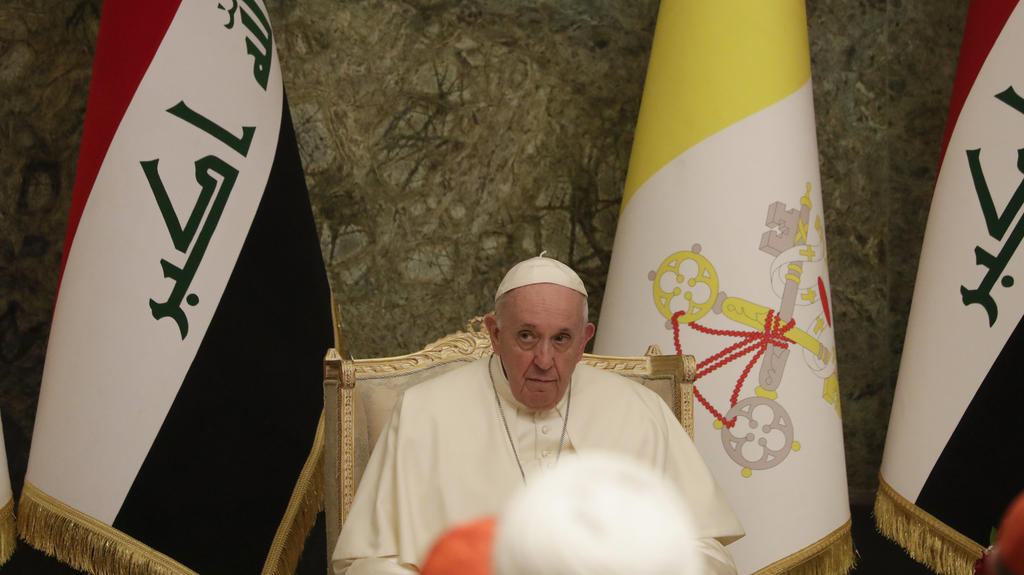 05.03.2021, Irak, Bagdad: Papst Franziskus sitzt bei einem Treffen mit Behörden und Zivilgesellschaft im Präsidentenpalast von Bagdad. Der 84-Jährige ist das erste Oberhaupt der katholischen Kirche, das in das Krisenland reist. Foto: Andrew Medichini