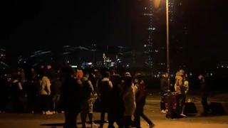 Hunderte Jugendliche feierten am Samstagabend eine Party im Frankfurter Hafenpark.
