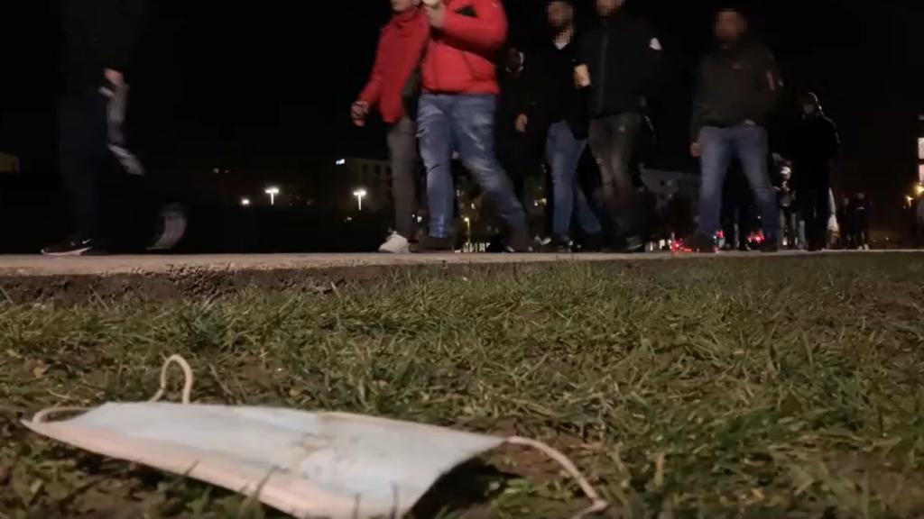 Masken fand man im Hafenpark nicht im Gesicht der Menschen, sondern nur auf der Erde.