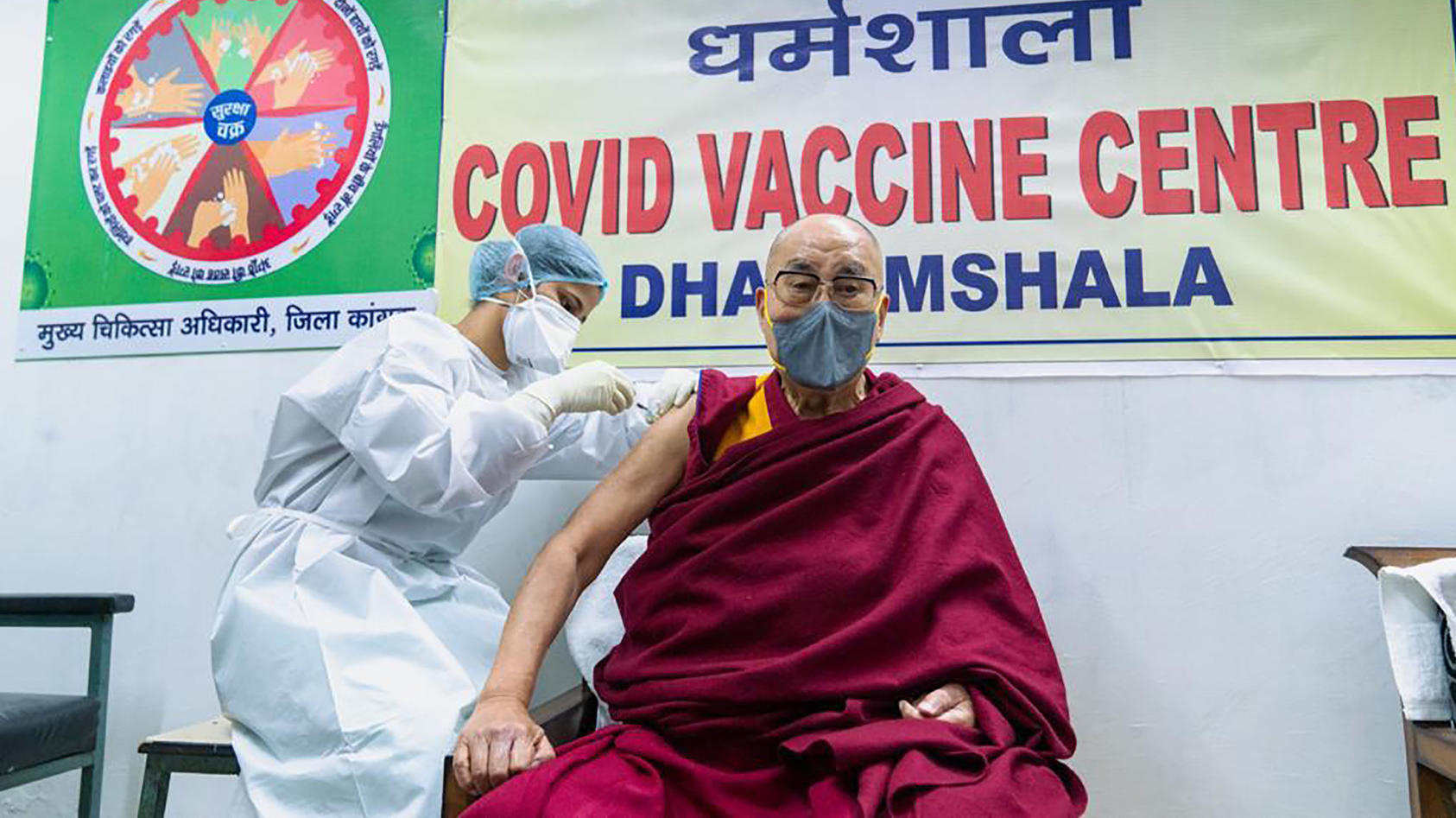 Der Dalai Lama ist am Samstag gegen das Coronavirus geimpft worden.