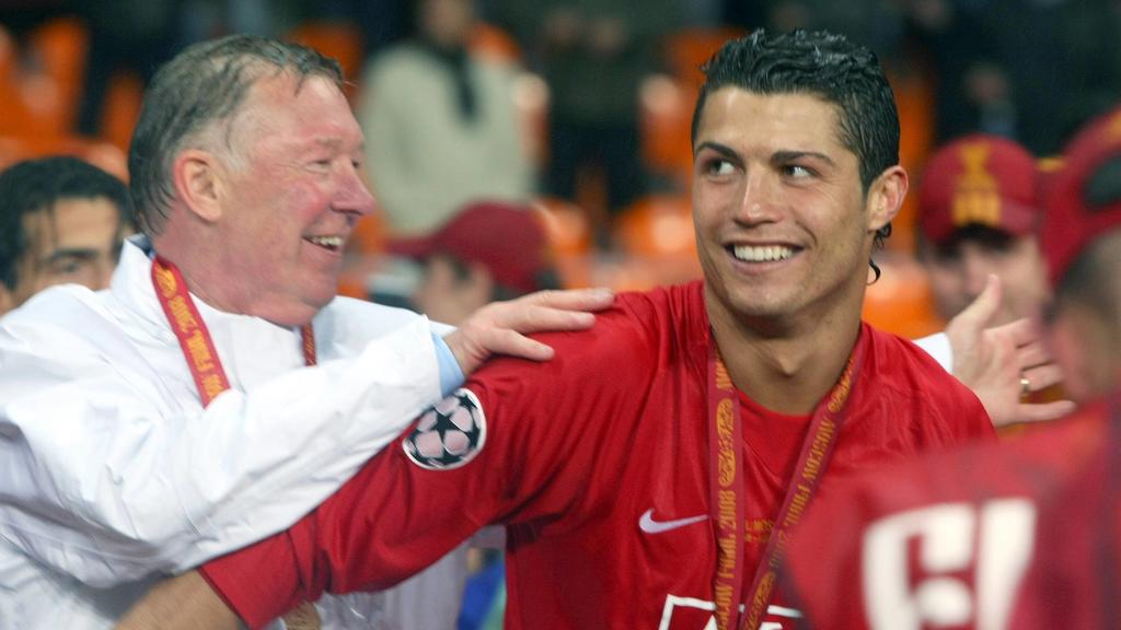 Cristiano Ronaldo und Trainer Sir Alex Ferguson beide Manchester United freuen sich über den Gewinn der Champions League 2008 - PUBLICATIONxNOTxINxRUS