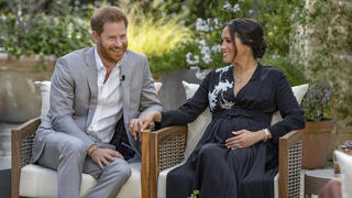 HANDOUT - 16.02.2021, ---: Dieses von Harpo Productions am 08.03.2021 zur Verfügung gestellte Bild zeigt Prinz Harry von Großbritannien und seine Ehefrau Herzogin Meghan während eines Interviews mit der US-Moderatorin Winfrey (nicht im Bild). In ihrem mit Spannung erwarteten Interview hat Herzogin Meghan von Selbstmordgedanken sowie Rassismus innerhalb der königlichen Familie berichtet. Foto: Joe Pugliese/Harpo Productions/AP/dpa - ACHTUNG: Nur zur redaktionellen Verwendung im Zusammenhang mit der aktuellen Berichterstattung innerhalb der nächsten 14 Tage und nur mit vollständiger Nennung des vorstehenden Credits +++ dpa-Bildfunk +++