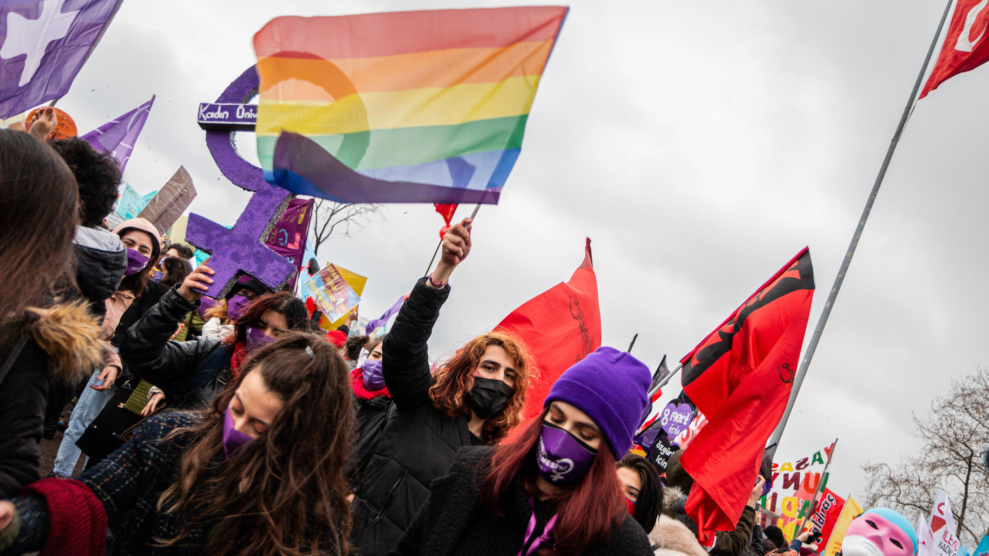 Bereits am Samstag demonstrierten Frauen mit LGBT-Flaggen in Istanbul.