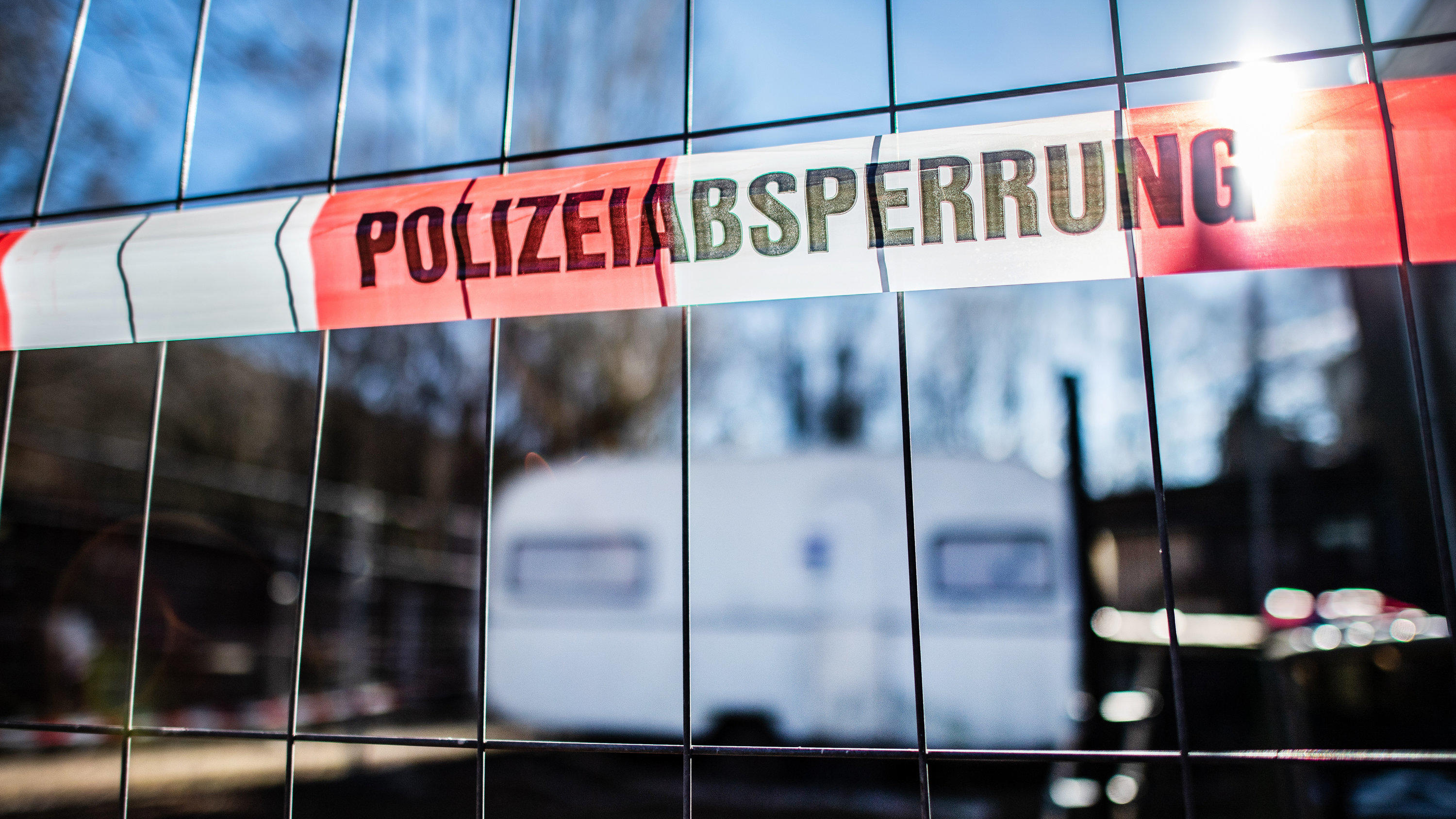 ARCHIV - 24.02.2019, Nordrhein-Westfalen, Lügde: Auf dem Campingplatz Eichwald, in der inzwischen eingezäunten Parzelle des mutmaßlichen Täters, hängt vor dem versiegelten Campingwagen eine Banderole mit der Aufschrift: «Polizeiabsperrung». Im Kindes