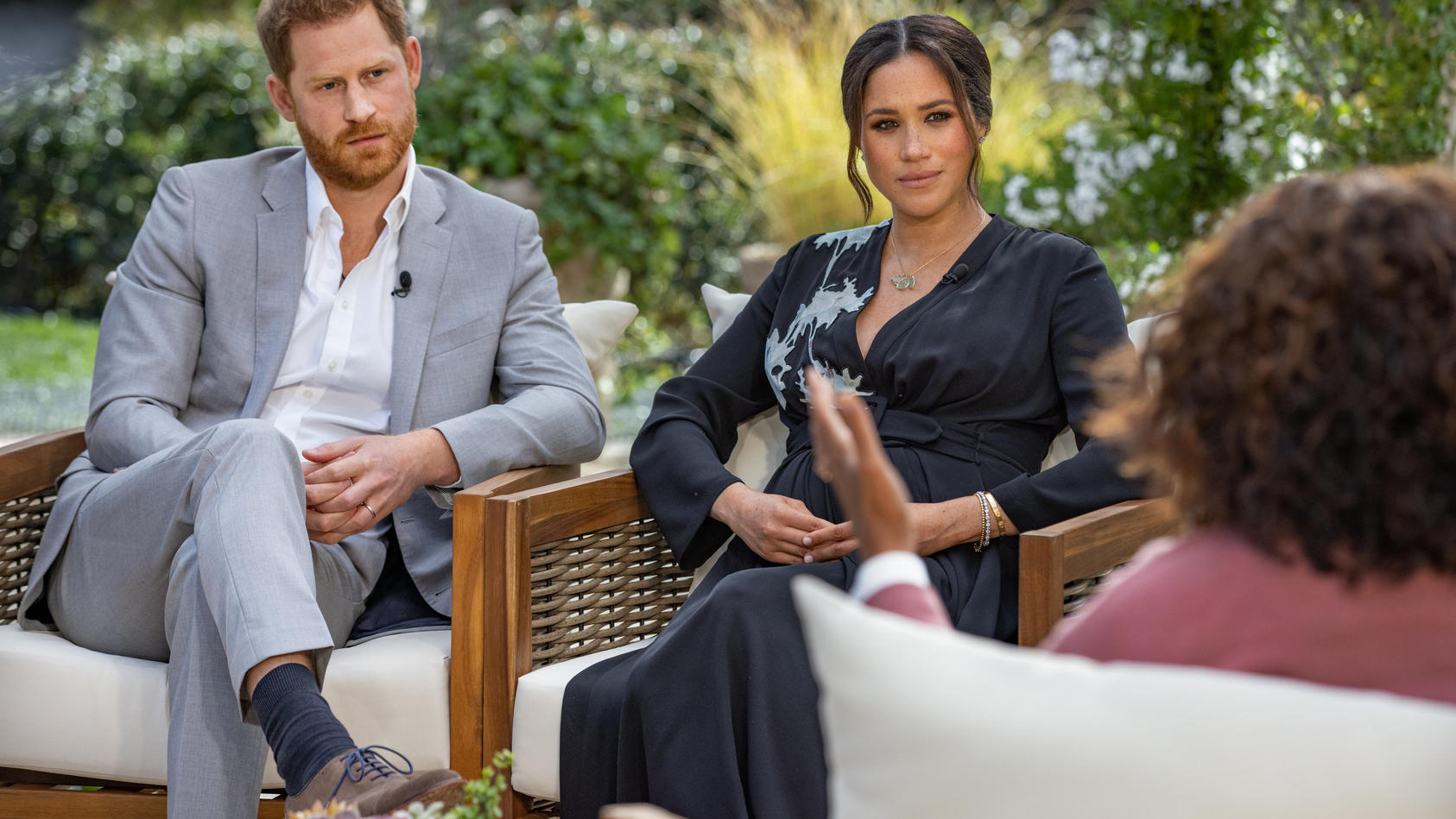 HANDOUT - 16.02.2021, ---: Die US-Starmoderatorin Oprah Winfrey (r) spricht während eines Interviews mit dem britischen Prinz Harry und seiner Ehefrau Herzogin Meghan. Um das noch nicht ausgestrahlte Interview ist, glaubt man Royals-Experten in Londo