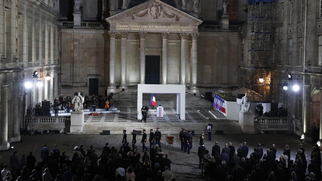 21.10.2020, Frankreich, Paris: Der Sarg des ermordeten Lehrers Samuel Paty wird während einer nationalen Gedenkveranstaltung in den Hof der Universität Sorbonne aufgebahrt. Der französische Geschichtslehrer Samuel Paty wurde in Conflans-Sainte-Honori