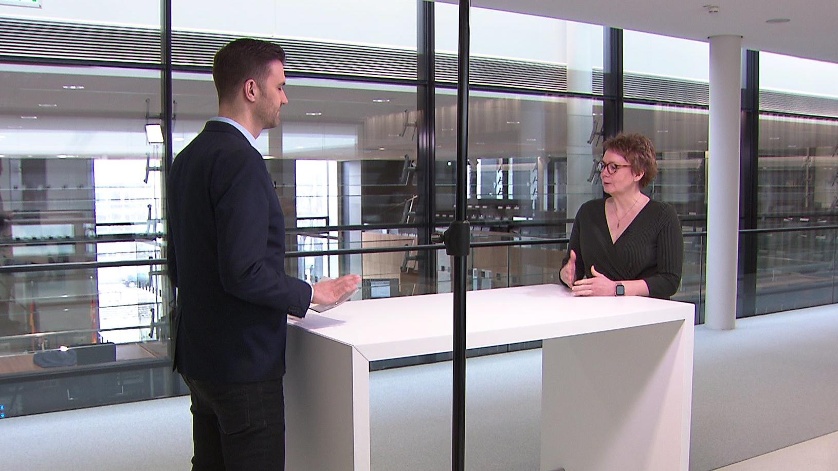 RTL Nord-Reporter Alexander Gurgel im Gespräch mit Niedersachsens Gesundheitsministerin Daniela Behrens (SPD)