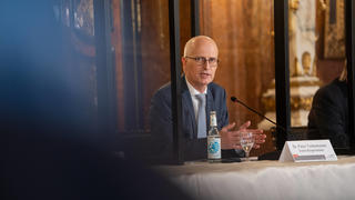 Sonder-Landespressekonferenz LPK im Hamburger Rathaus - Bürgermeister Dr. Peter Tschentscher berichtet über das Ergebnis der Ministerpräsidentenkonferenz des Vortages und den Maßnaßmen zur Eindämmung der Corona-Mandemie in Hamburg -Sonder-Landespressekonferenz LPK im Hamburger Rathaus - Bürgermeister Dr. Peter Tschentscher berichtet über das Ergebnis der Ministerpräsidentenkonferenz des Vortages und den Maßnaßmen zur Eindämmung der Corona-Mandemie in Hamburg -, Hamburg Hamburg Deutschland Rathaus *** Special State Press Conference LPK in Hamburg City Hall Mayor Dr Peter Tschentscher reports on the outcome of the Prime Ministers Conference of the previous day and the measures to contain the Corona Mandemie in Hamburg Special Sta 