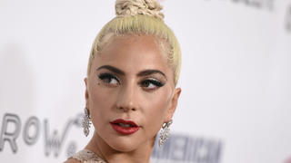 ARCHIV - 29.11.2018, USA, Beverly Hills: Lady Gaga, amerikanischer Pop-Star, kommt zur Verleihung des American Cinematheque Awards. (zu dpa «Lady Gaga zeigt sich als «Gucci»-Ehefrau - mit Adam Driver») Foto: Jordan Strauss/Invision/AP/dpa +++ dpa-Bildfunk +++