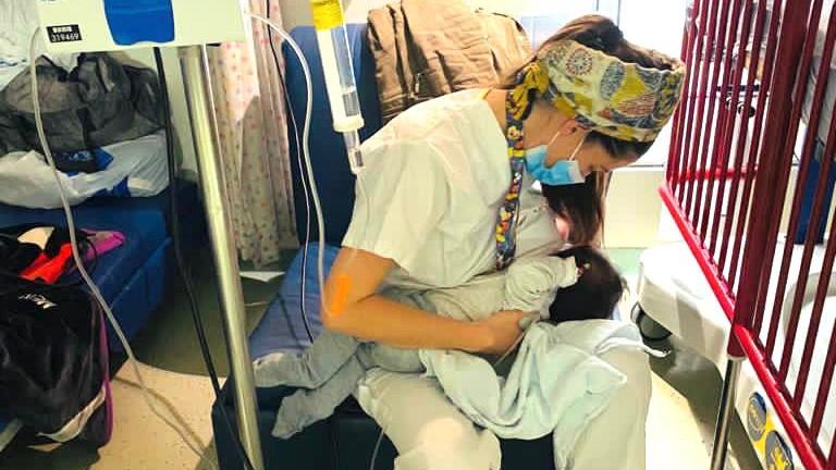 Krankenschwester Yael Cohen stillt das Baby einer Patientin.