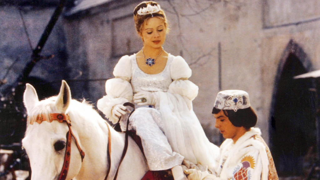 ARCHIV - 24.12.2008, Köln: Der Prinz (Pavel Travnicek) passt Aschenbrödel (Libuse Safrankova) im Film "Drei Haselnüsse für Aschenbrödel" den verlorenen Schuh an (undatierte Filmszene). Der Klassiker ist zwischen dem ersten Advent (29.11.2020) und dem
