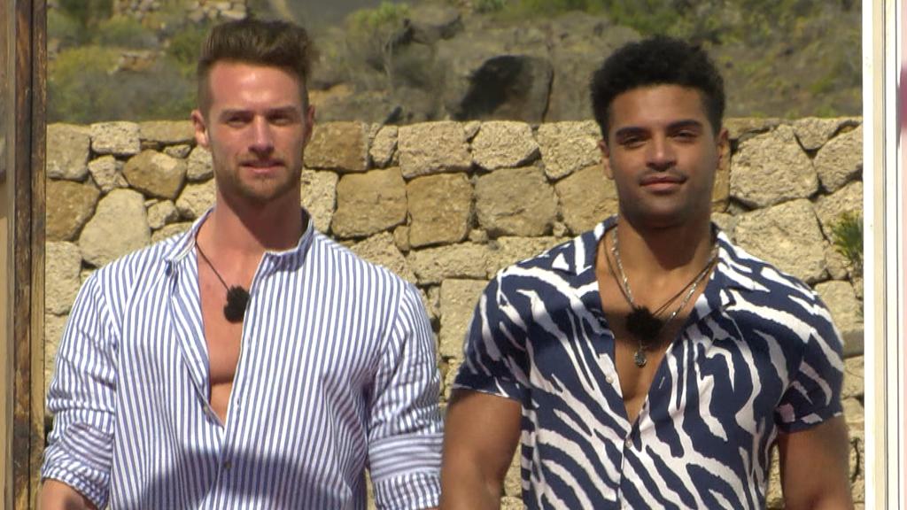 Florian (li.) und Amadu betreten die Love Island-Villa.