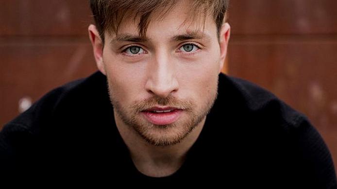 Er hat definitiv Frauenschwarm-Potential in Ralf Bauers Debüt als Filmemacher: "Alles was zählt"-Star Dominik Flade.