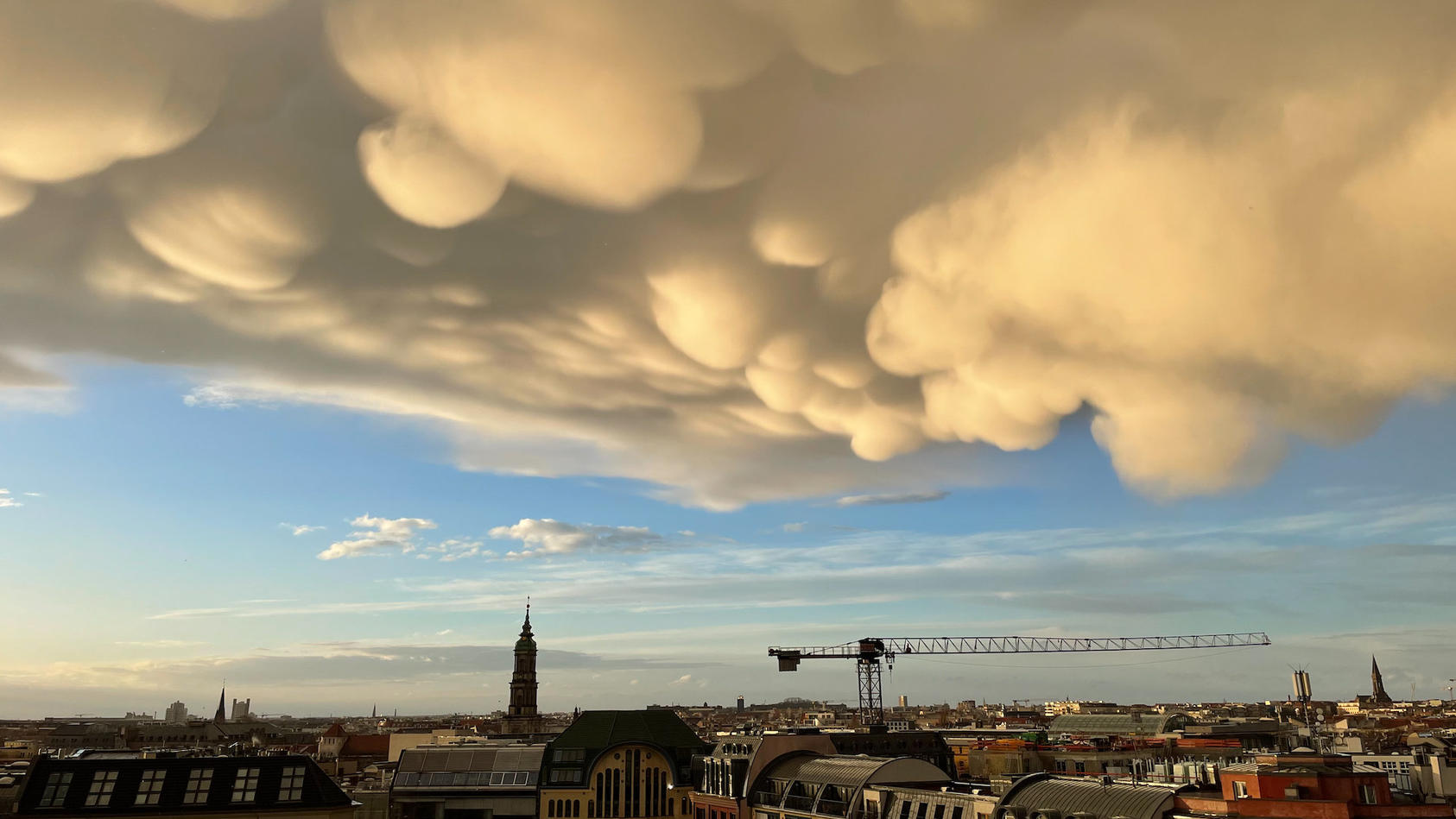 dpatopbilder - 11.03.2021, Berlin: Nach einem Gewitter ziehen nach unten gewölbte, sogenannte Mammatus-Wolken über den Hackschen Markt hinweg. Dabei handelt es sich um ein seltenes Naturphänomen. Foto: Annette Riedl/dpa +++ dpa-Bildfunk +++