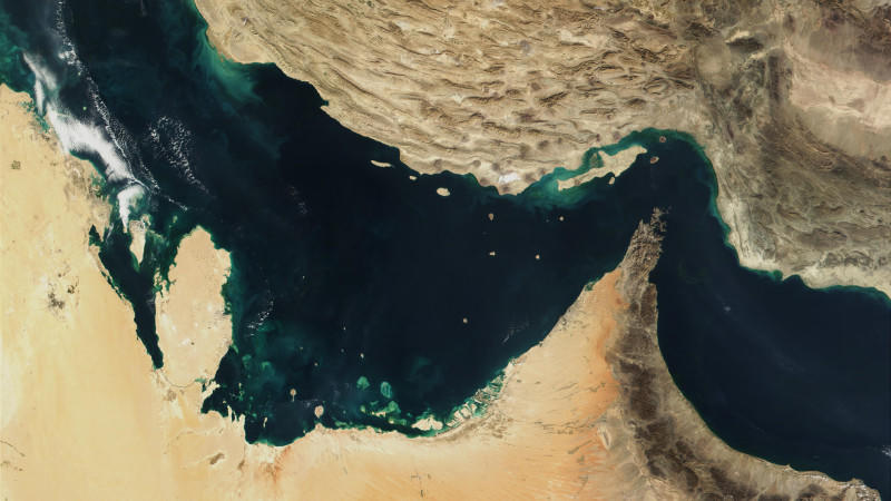 Der Persische Golf, die Straße von Hormus und der Golf von Oman in einer Satellitenaufnahme (undatiert). Der Iran hat mit einer Blockade von Öltransporten im Persischen Golf gedroht, falls die wegen des Atomstreits verhängten Sanktionen gegen das Lan