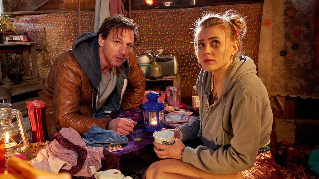 Stefan (Hendrik Duryn) entdeckt Bibi (Jeanne Goursaud) in der Gartenhütte. Sie hat Angst vor der Zukunft.