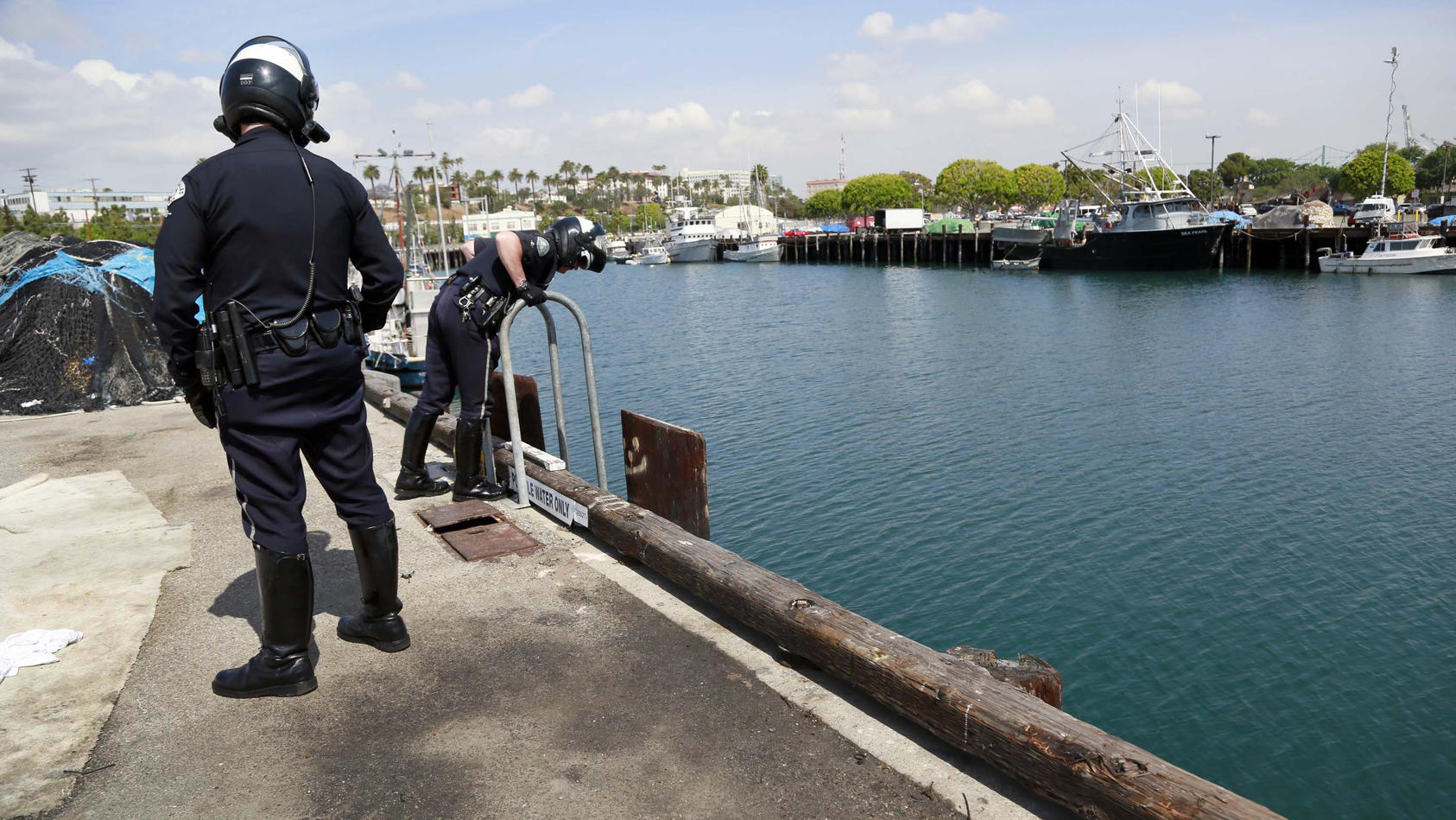 Polizeibeamte am 10. April 2015 an der Stelle, wo ein Auto im Bezirk San Pedro in Los Angeles in das Hafenbecken stürzte. Ein Vater wollte so seine Familie umbringen.
