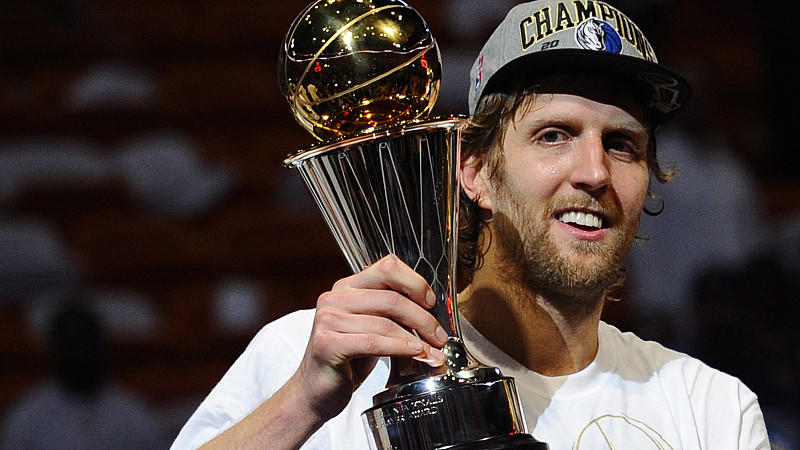 JAHRESRÜCKBLICK 2011 -Dallas Mavericks forward Dirk Nowitzki of Germany holds up the NBA Most Valuable Player (MVP) trophy after defeating the Miami Heat in the second half of game six of the NBA Finals at American Airlines Arena in Miami, Florida, U