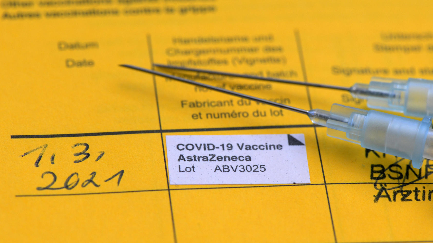  08.09.2020, Impfen, Impfpass liegt auf dem Tisch mit zwei Spritzen. Frischer Eintrag im Impfbüchlein für eine Covid-19-Impfung mit AstraZeneca Impfstoff. Impfzentrum Unterallgäu. 02.03.2021, Covid19-Impfung mit AstraZeneca im Impfpass 02.03.2021, Co