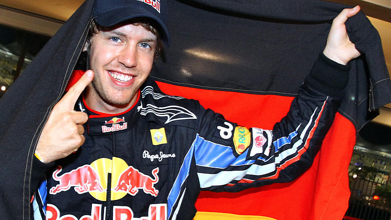 ARCHIV - Der deutsche Formel-1-Rennfahrer Sebastian Vettel vom Team Red Bull jubelt am 14.11.2010 auf dem Yas Marina Circuit in den Vereinigten Arabischen Emiraten nach seinem Sieg in der Formel-1-Weltmeisterschaft. Titelverteidiger Sebastian Vettel 