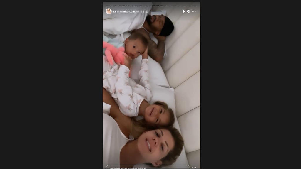 Wie Süß: Zwischen Sarah und Dominic kuscheln sich die Töchter Mia Rose und Kyla ein.