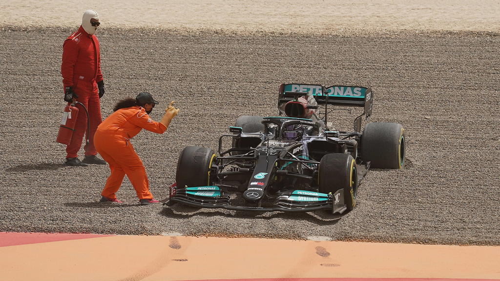Lewis Hamilton steckt im Kies von Bahrain fest