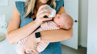  Closeup portrait of a mother bottle feeding her newborn baby girl Minneapolis, MN, United States ,model released, Symbolfoto PUBLICATIONxINxGERxSUIxAUTxONLY CR_BSYP200312-144826-01