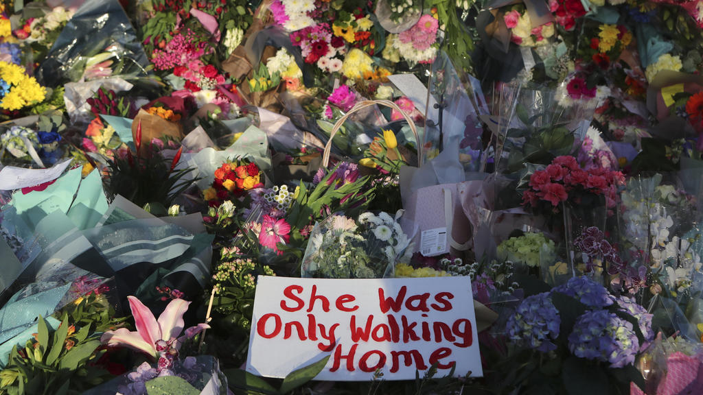 Blumen werden am Musikpavillon im Stadtteil Clapham Common zum Gedenken an Sarah Everard niedergelegt.