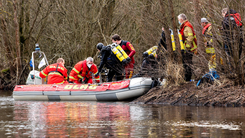 14.03.2021, Niedersachsen, Hannover: Einsatzkräfte von DLRG und Feuerwehr sind mit einem Boot auf dem Laher Teich, einem Baggersee im Nordosten der Stadt, unterwegs. Zwei Jungen im Alter von acht und neun Jahren waren in dem Gewässer ertrunken, nachd