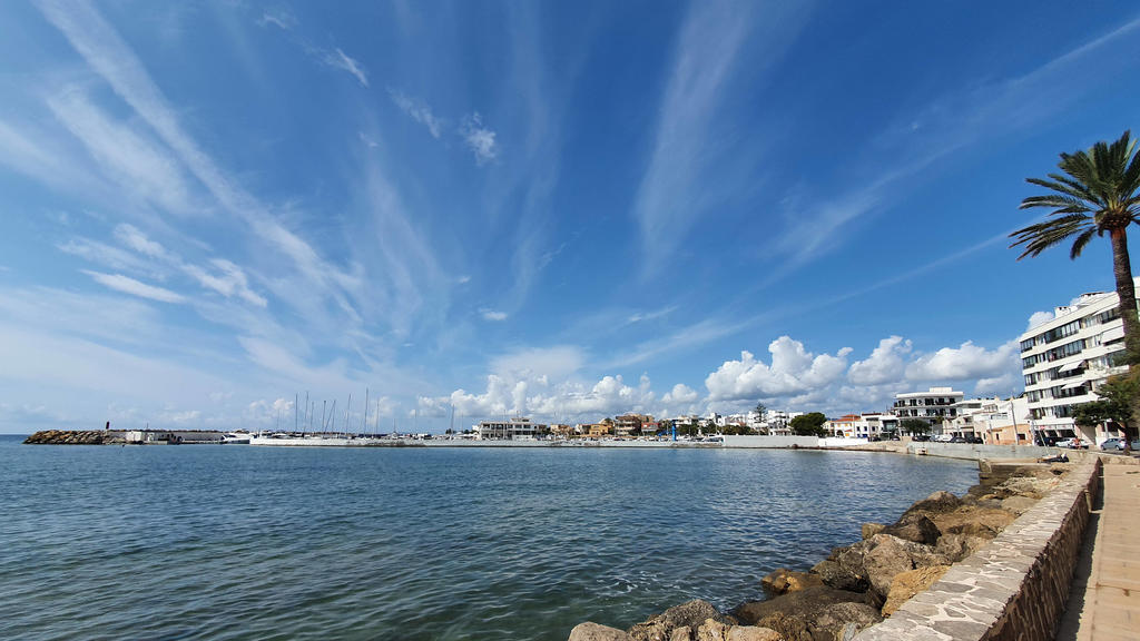 Themenfoto: Corona, Urlaub, Mallorca, 22.09.2020 Die Bucht der Playa de Palma Mallorco mit dramatischen Wolken, Themenfoto: Corona, Urlaub, Mallorca - Jogi/Eibner-Pressefoto *** Theme photo Corona, vacation, Mallorca, 22 09 2020 The bay of the Playa