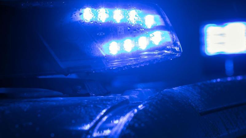 Blaulicht auf Polizei-Fahrzeug
