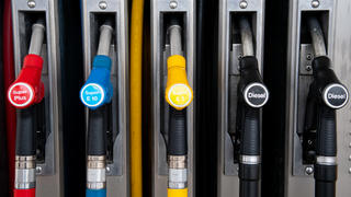 ARCHIV - 26.03.2020, Bayern, Forstinning: Zapfpistolen für verschiedene Kraftstoffarten hängen an einer Zapfsäule an einer Tankstelle. (zu dpa «Steigende Verbraucherpreise: Kommt die Inflation dauerhaft zurück?») Foto: Sven Hoppe/dpa +++ dpa-Bildfunk +++