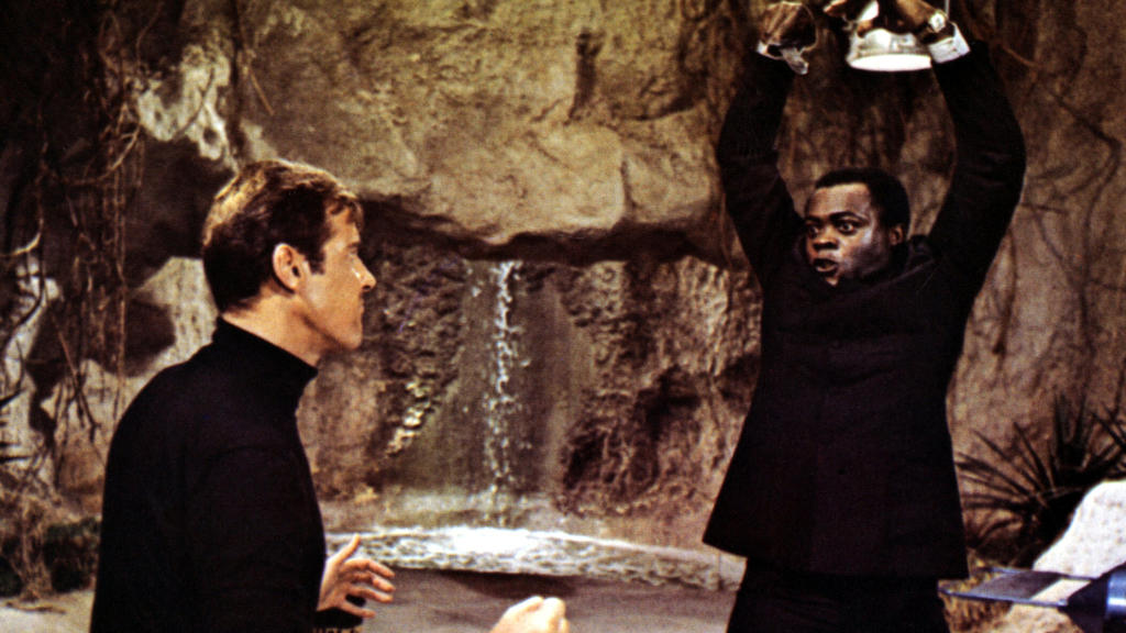 Roger Moore und Yaphet Kotto in "James Bond 007: Leben und sterben lassen" (1973) .