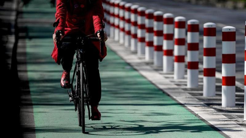 In Berlin hat sich einiges in Sachen Fahrradfreundlichkeit getan. So gibt es jetzt z.B. mehr Radwege, die durch Poller geschützt werden. Foto: Britta Pedersen/dpa-Zentralbild/dpa