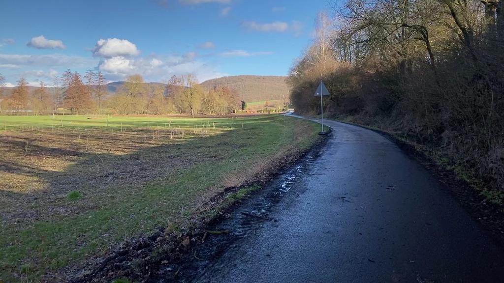 Der tote Säugling wurde am Dienstag an diesem Radweg bei Waldkappel-Bischhausen gefunden.