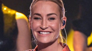 ARCHIV - 16.12.2019, Hamburg: Sängerin Sarah Connor steht bei der ZDF-Aufzeichnung des Jahresrückblicks "Menschen 2019" auf der Bühne. Aus Connors Sicht sollten Männer ihr Einkommen mit ihren Partnerinnen teilen, wenn diese die Familienarbeit leisten. (zu dpa "Sarah Connor: Männer sollten Frauen Hälfte des Gehalts auszahlen") Foto: Axel Heimken/dpa +++ dpa-Bildfunk +++