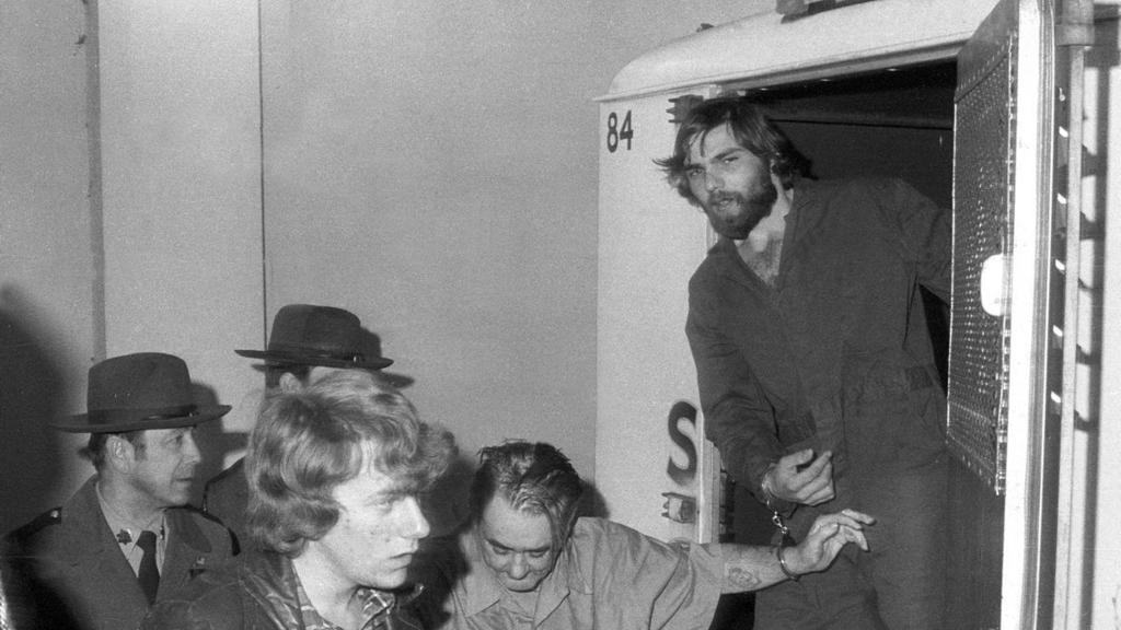 Ronald DeFeo Jr. (rechts) bei einem Gefangenentransport
