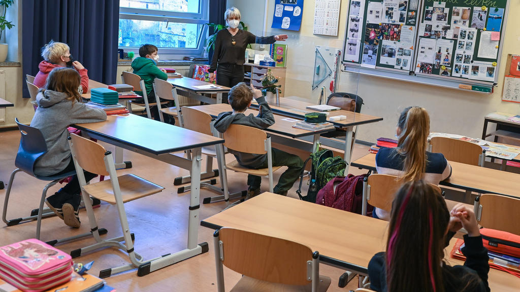 ARCHIV - 22.02.2021, Brandenburg, Frankfurt (Oder): Cornelia Herrmann, Klassenlehrerin einer 4. Klasse an der Grundschule «Am Mühlenfließ» in Booßen einem Ortsteil der Stadt Frankfurt (Oder), unterrichtet Schüler. Die Grundschulen in Brandenburg habe