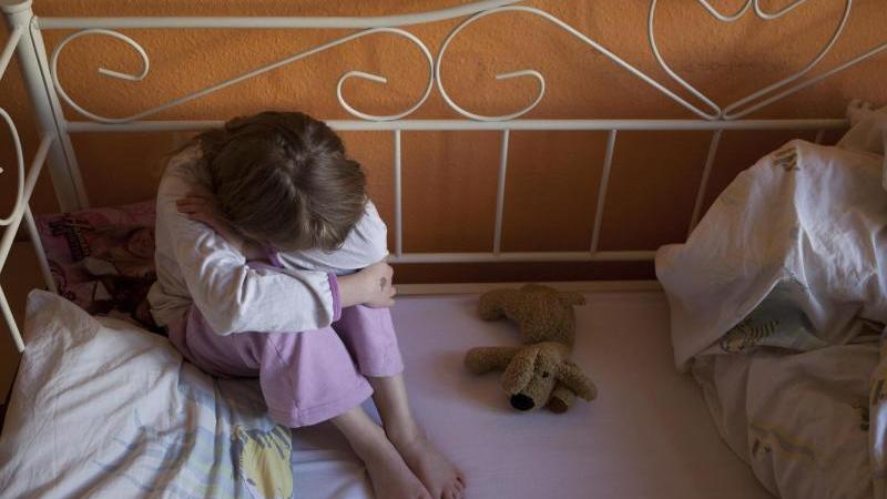 Ängste, Bauchschmerzen, Rückzug: All das sind Anzeichen dafür, dass Kinder mit einer Situation überfordert sind. Foto: Silvia Marks/dpa-tmn